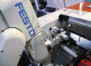 Emco Concept Turn 105: CNC-Drehmaschine für die Ausbildung
Integration in FFS- bzw. CIM-Systeme mittels DNC- und Robotik-Interface
