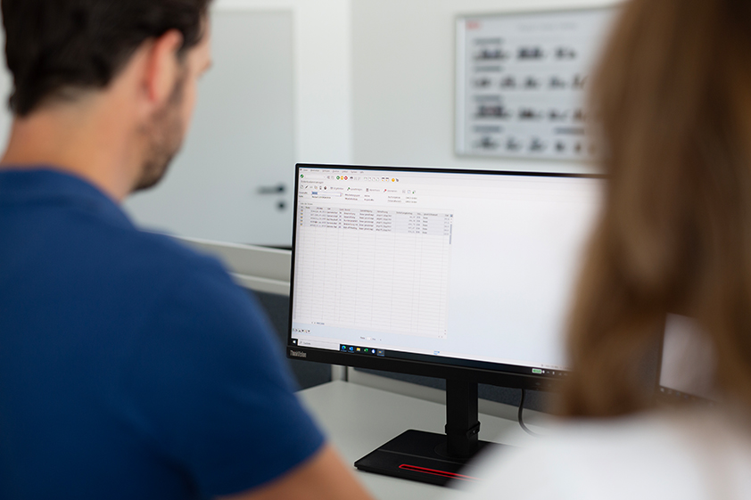 EMCO Mitarbeiter arbeiten im Büro nebeneinander am PC