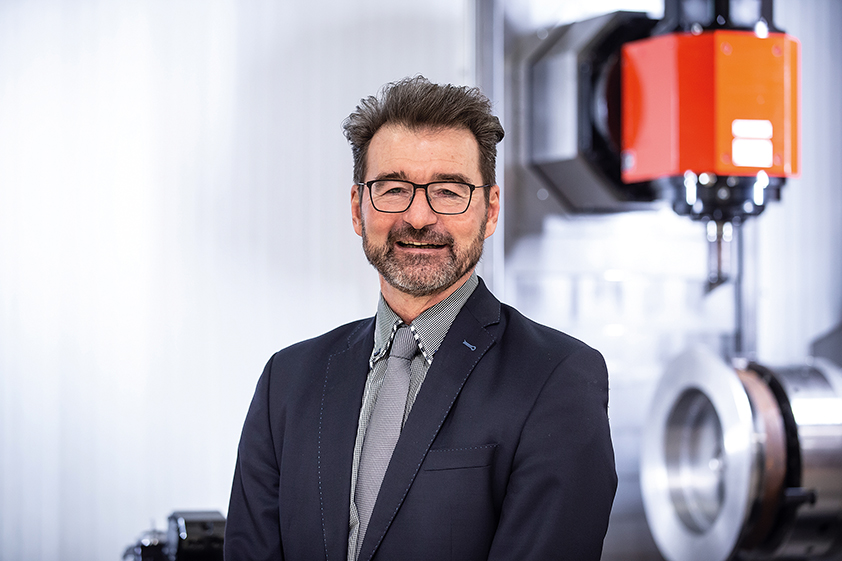 Portrait von CFO Rettenbacher Horst von EMCO CNC Dreh-Fräsmaschine