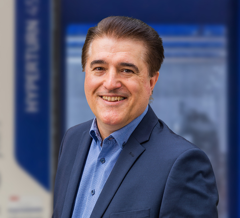 Portrait von Head of HR/ Legal and Facility Managment vor EMCO CNC Dreh- Fräsmaschine