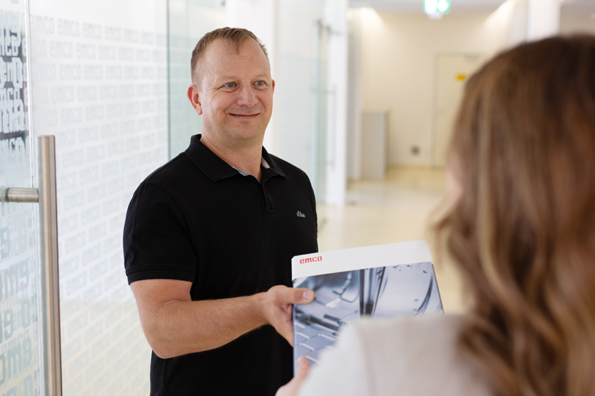 On-Boarding eines neuen Mitarbeiters mit der Übergabe der EMCO-Willkommensmappe