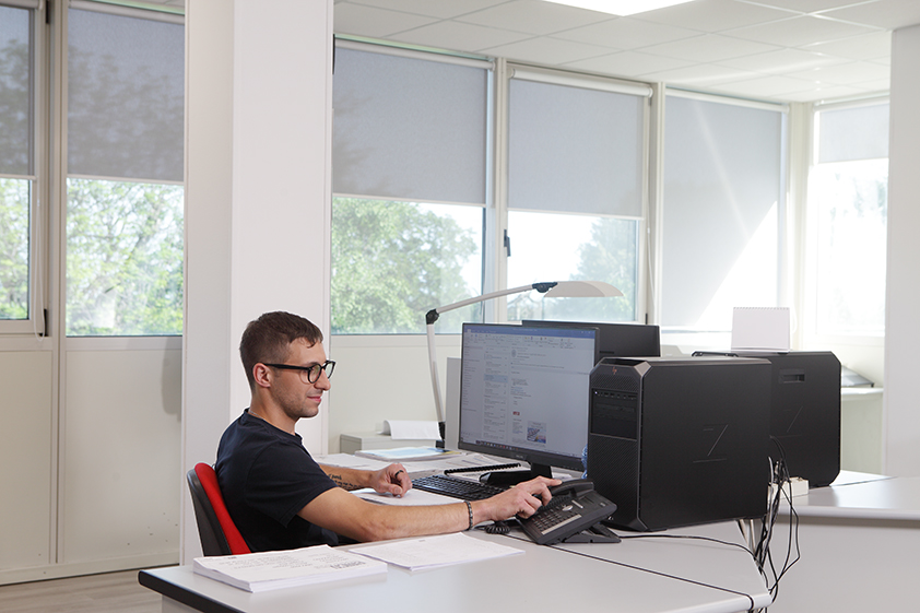 EMCO Mitarbeiter der F&E arbeitet am PC