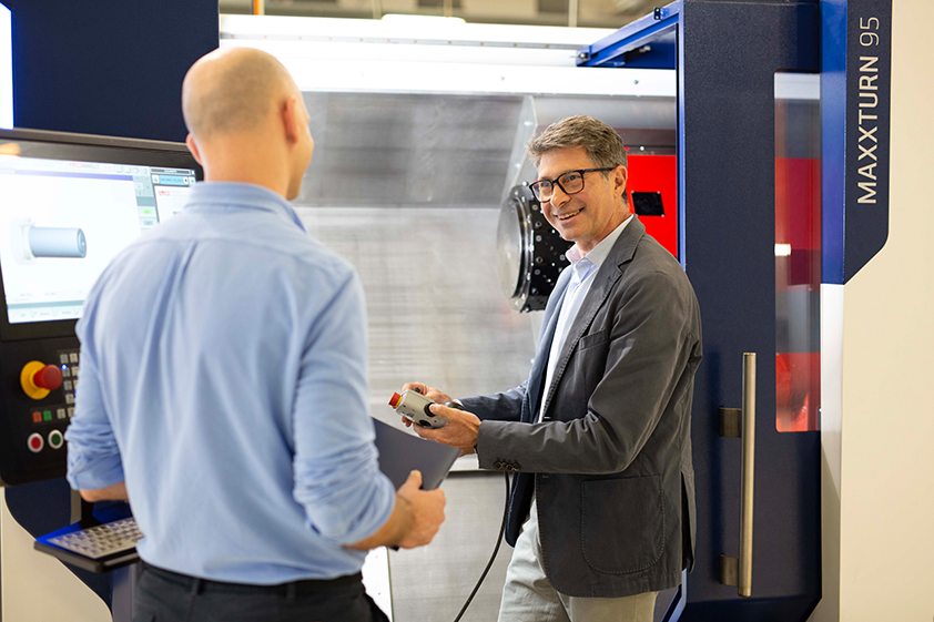 EMCO Projektplanungsgespräch vor CNC Dreh- und Fräsmaschine