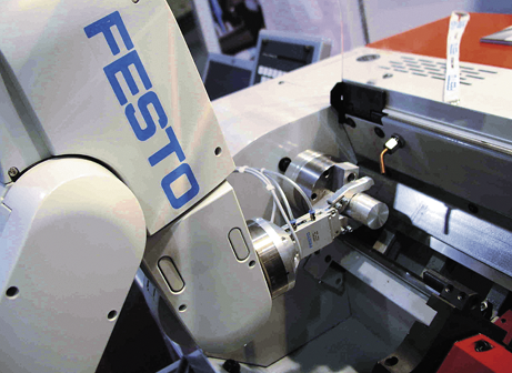 Emco Concept Turn 105: CNC-Drehmaschine für die Ausbildung
Integration in FFS- bzw. CIM-Systeme mittels DNC- und Robotik-Interface