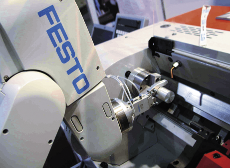 Emco Concept Turn 105: CNC-Drehmaschine für die Ausbildung
Integration in FFS- bzw. CIM-Systeme mittels DNC- und Robotik-Interface